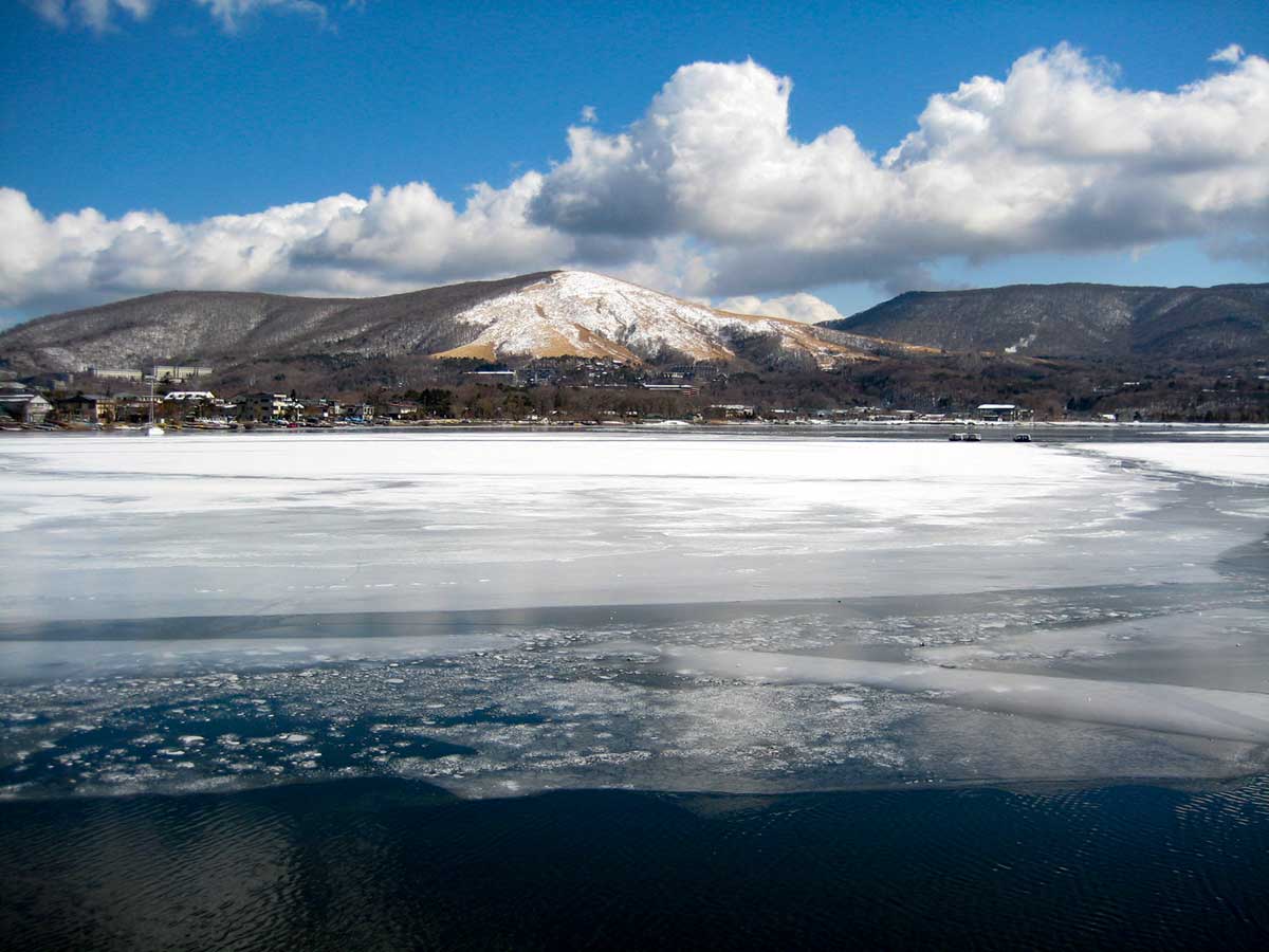 凍っている山中湖