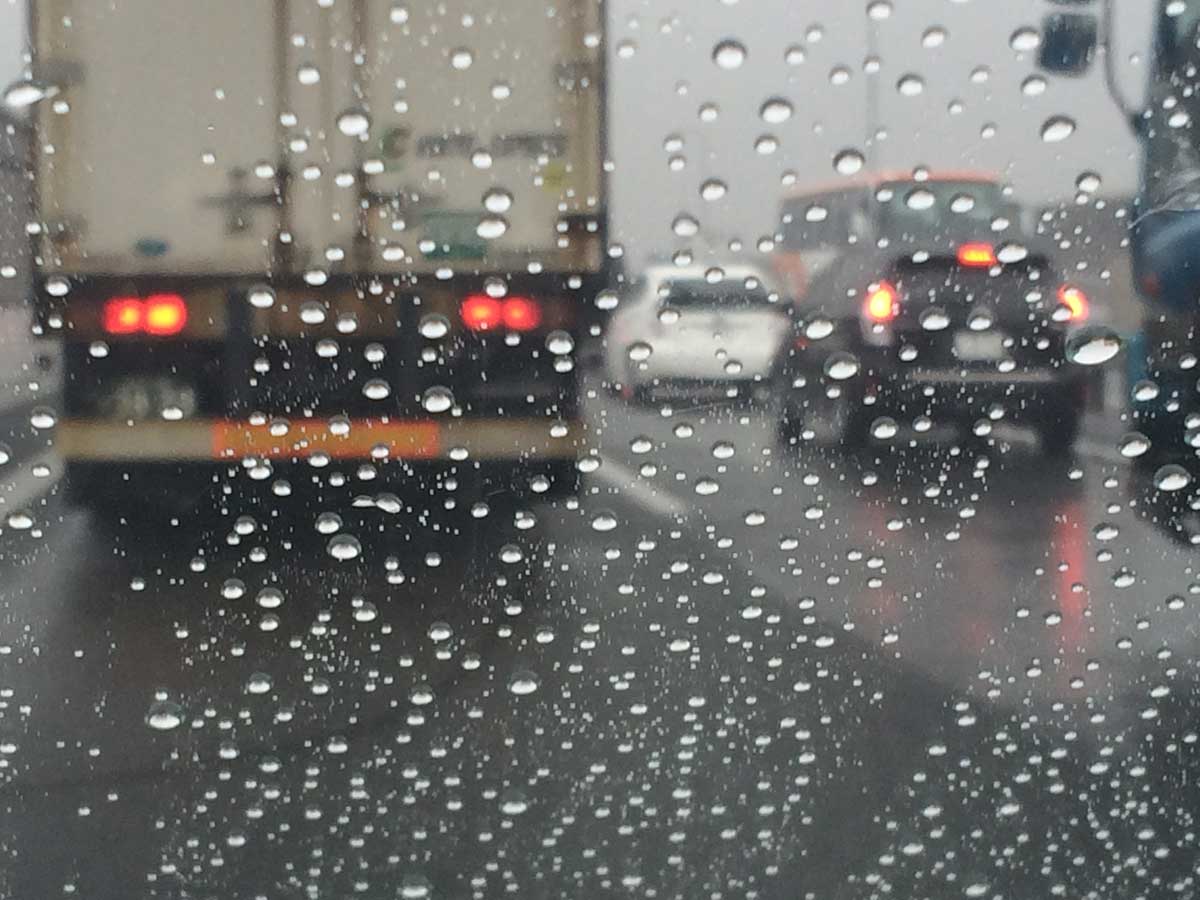 雨、中国道の渋滞